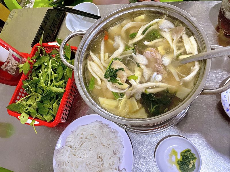 Lẩu Gà Lá É - Vietnamese Chicken Hot pot with “É” leaves