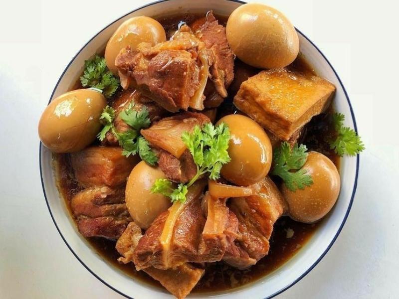 Thit Kho Trung - Caramelized Pork and Eggs