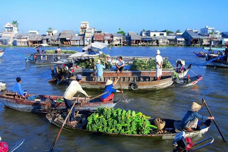 Cai Rang floating market atmostphere 